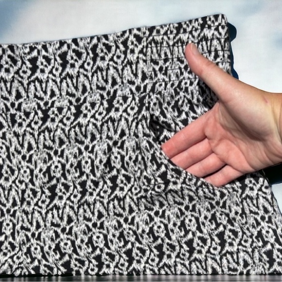 🌻Lane Bryant Black White Geometric Hi Elastic Waist Pocket Rayon Shorts  18/20 - Picture 2 of 4